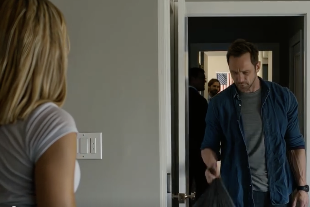 Moi rodzice zostawili mi podupadły magazyn w Los Angeles, a Dererick zajął penthouse w Santa Monica. O drugiej w nocy, podczas rekordowej fali upałów, nazwał mnie „śmieciem”, wyrzucił moją torbę i sprzedał Hondę, którą wciąż spłacam, żeby kupić szampana dla swoich inwestorów. Spałem na betonie, potem zobaczyłem dziwny rachunek za prąd, poszedłem za „Strefą 4”, zburzyłem fałszywą ścianę i zamarłem.