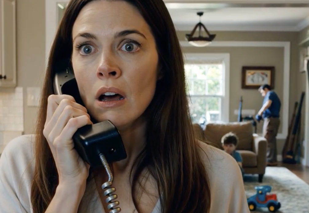 Zadzwonił telefon mojego męża. Odebrałam, myśląc, że to praca. Kobieta wyszeptała: „Znowu zostawiłeś tu skarpetki”. Milczałam. Zachichotała: „Tak bardzo cię kocham”. Szybko się rozłączyłam. Głos? To nie był obcy. To była rodzina.