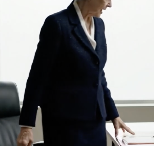 „Twój syn próbował zamknąć twoje konto” – powiedział cicho urzędnik. Podpisałem dokumenty – i zamknąłem drzwi przed jego przyszłością.