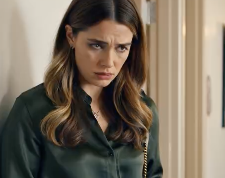 Po pogrzebie męża nie powiedziałam jego rodzinie o domku z bali nad jeziorem w Pensylwanii – ani o 315 700 dolarach, które mi zostawił; po prostu wpatrywałam się intensywnie w mosiężny klucz leżący na stoliku nocnym w moim cichym domu. Sześć tygodni później jego brat przyprowadził do mojej kuchni nieznajomego i powiedział chłodno: „Sprzedamy twój dom”. UŚMIECHNĘŁAM SIĘ…