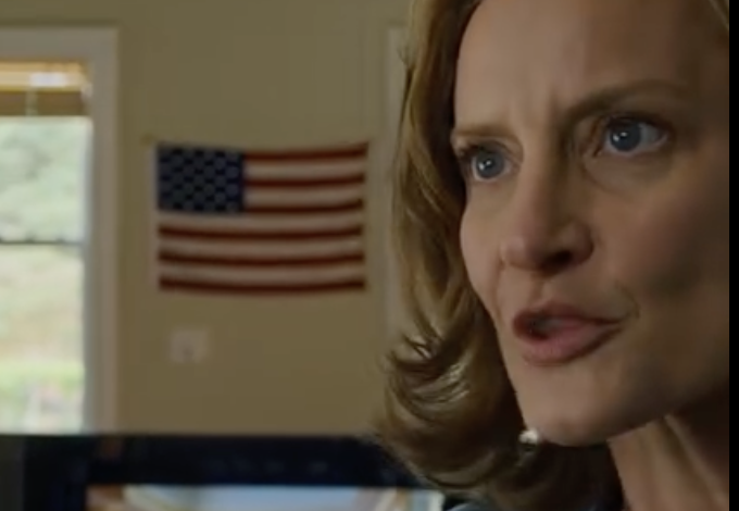 Moi rodzice opróżnili mój fundusz na studia w wysokości 187 000 dolarów, które babcia wpłacała przez 18 lat, żeby kupić mojemu bratu dom. Kiedy zapytałem dlaczego, mama chłodno odpowiedziała: „W tej rodzinie to on się liczy”. Nie sprzeciwiłem się; po prostu zadzwoniłem do babci Ruth do jej domku na Maple Street… i następnego ranka całe Ridgemont – a potem wieczorne wiadomości na Channel 7 – mówiły o nazwie naszej rodziny.