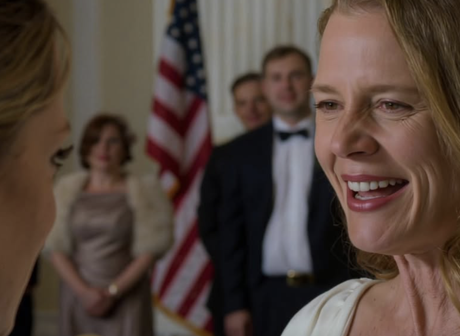 Moi rodzice powiedzieli mi, żebym sama opłaciła studia, żeby „być niezależną”, ale podpisali czek na 250 000 dolarów, żeby moja młodsza siostra mogła uczęszczać do prestiżowej szkoły prywatnej. Po cichu opuściłam Teksas, zmieniłam nazwisko i zniknęłam na 7 lat. Na jej ślubie w luksusowej posiadłości w Austin, 200 gości wzniosło toast, moja mama rozejrzała się dookoła i wyszeptała: „Czemu mam wrażenie, że czegoś brakuje?”. Pan młody nagle zbladł i krzyknął: „Zamknij się! Ta osoba jest…”