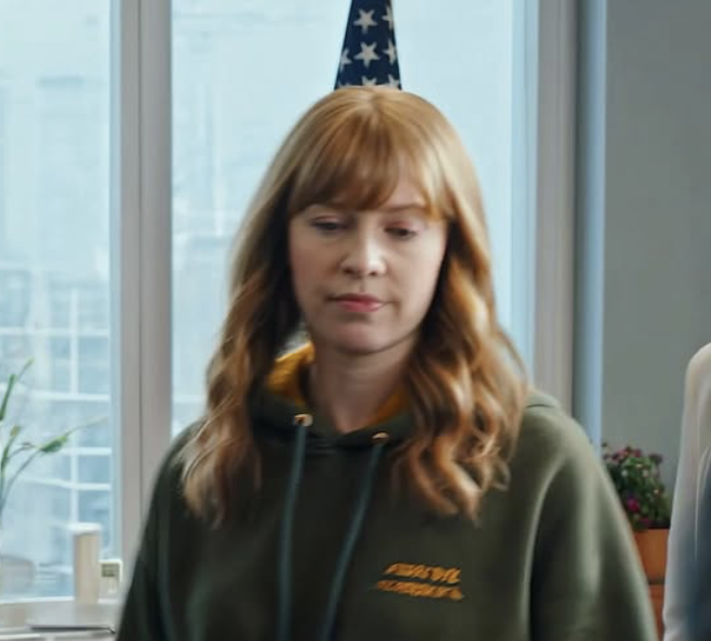 O 6:30 rano zastępca szeryfa zapukał do moich drzwi, trzymając w ręku dokumenty: nakaz zajęcia mienia – z moim nazwiskiem. Po drugiej stronie ulicy moja córka i jej mąż stali i patrzyli na to jak na przedstawienie. Krzyknęła: „Powinieneś był podpisać te dokumenty wcześniej”. Dodał: „Pakuj się i odejdź”. Nie podniosłam głosu. Uśmiechnęłam się tylko i zadałam zastępcy szeryfa jedno pytanie – a jego wyraz twarzy się zmienił.