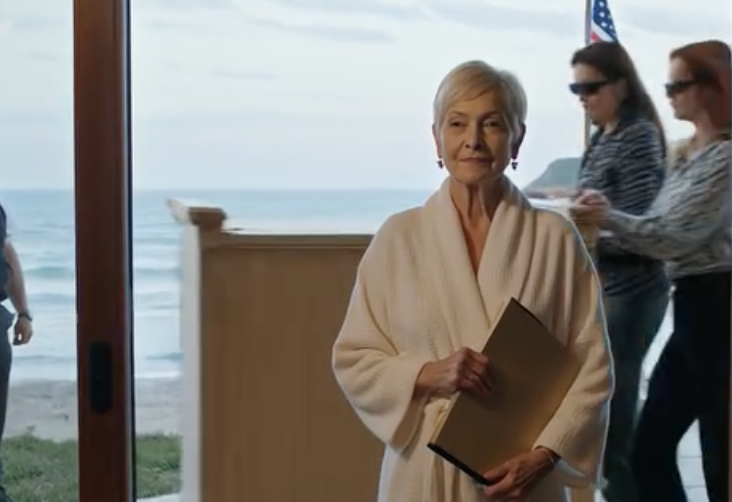 Relaksowałem się w moim domku na plaży w Santa Barbara, gdy o 5 rano włączył się alarm. Strażnik powiedział: „Pani synowa przyjechała z przeprowadzką. Mówi, że jest właścicielką domu”. Uśmiechnąłem się: „Wpuść ją… wpuść ją. Zaraz czeka ją niespodzianka…”