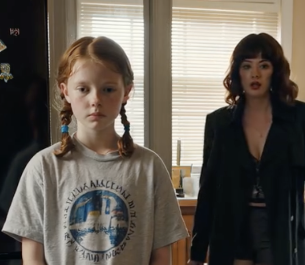 Moja mama pojechała na miesiąc do Europy i zostawiła mi 20 dolarów – więc kiedy wróciła, jedno zdjęcie na naszym kuchennym stole sprawiło, że szepnęła: „Nie. Nie. To nie może się dziać naprawdę”. Miałam jedenaście lat, chodziłam boso po zimnym linoleum w wynajętym mieszkaniu w Ohio i wpatrywałam się w pustą lodówkę, jakby to był jakiś konkurs. Dziewiątego dnia kupiłam aparat fotograficzny zamiast jedzenia, bo wiedziałam, że moja mama później nazwie prawdę „dramatem”.