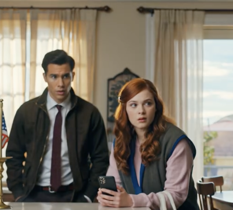 Przy moim własnym stole synowa przedstawiła mnie jako „pokojówkę”, a mój syn roześmiał się, jakby to była najzabawniejsza rzecz, jaką usłyszał w tym tygodniu. Następnego ranka położyłam klucze do domu na blacie, uśmiechnęłam się i powiedziałam: „Powodzenia”. Myśleli, że to jej moment królowej… ale nie rozumieli, co ze sobą przynoszę ani co tak naprawdę oznacza „powodzenia”.