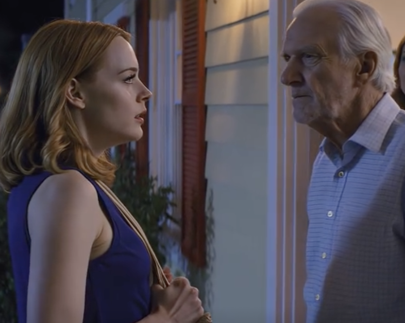 Dziadek spojrzał na mnie ze zdziwieniem: „Dlaczego bierzesz taksówkę? Gdzie jest BMW?”. Zanim zdążyłem odpowiedzieć, mama uśmiechnęła się i powiedziała: „Och, po prostu… zaparkowałem je w domu”. Dziadek przez chwilę milczał. Uśmiechnąłem się w odpowiedzi i powiedziałem: „Dziadku… nie wiedziałeś?”. Twarz mamy natychmiast zbladła.