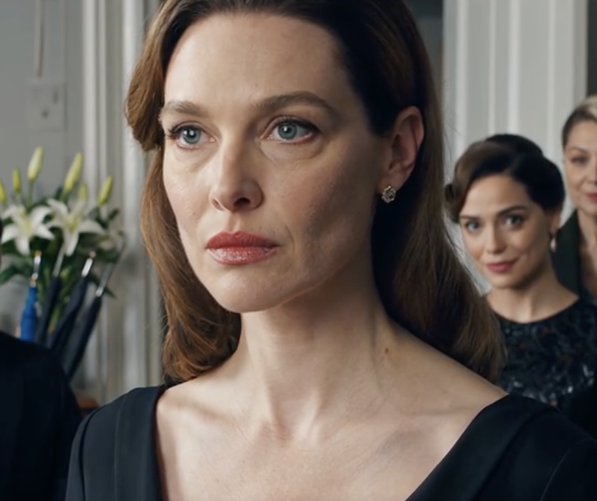 Mój syn nie przyszedł na pogrzeb ojca – zamiast tego wybrał przyjęcie – a później, kiedy czytano testament, był przekonany, że nieruchomości na wynajem, które wybudowaliśmy z żoną, należą już do niego, podczas gdy jego żona rzuciła krótką uwagę, która sprawiła, że ​​w pomieszczeniu zrobiło się chłodno; ale kiedy prawnik odchrząknął i przeczytał ostatnią linijkę, pewność siebie z ich twarzy zniknęła.