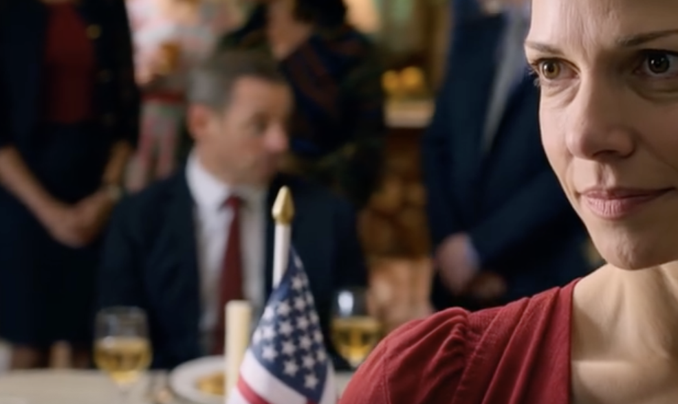 Święto Dziękczynienia, zadrwiła moja siostra, „nadal odbierasz telefony?” – uśmiechnęłam się tylko, Stone Global czekał… a mój uśmiech sprawił, że Jessica na chwilę zamarła. Stół pachniał indykiem, świątecznymi serwetkami, meczem futbolowym mieszającym się z brzękiem lodu.