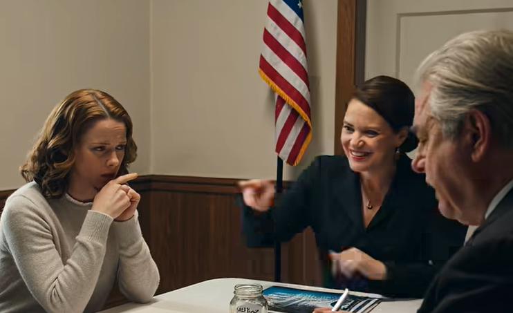 Siskoni kihlajaisillallisella äiti esitteli minut sulhasen perheelle: ”Tämä on tyttäremme – hän siivoaa työkseen.” Isä lisäsi: ”Olemme luopuneet hänestä.” Sulhasen äiti kallistaa päätään, tuijotti minua ja kuiskasi: ”Odota… sinä olet se nainen, joka…” Hän pysähtyi. Koko pöytä vaipui täysin hiljaa. Äitini kasvot muuttuivat kalpeiksi. – Uutiset