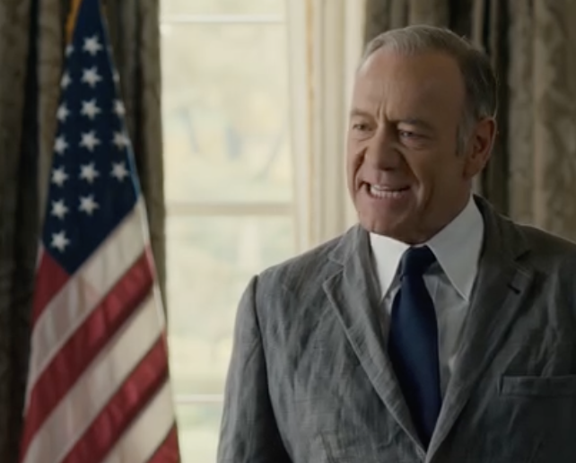 Wróciłem do swojego majątku i zobaczyłem, że bank wystawia go na licytację: moi rodzice stracili 5 milionów dolarów i zapomnieli o jednym punkcie w akcie własności… i od razu wiedziałem: jeśli wpadnę w panikę, przegram.