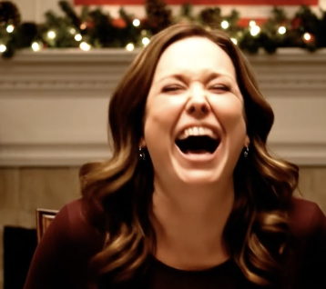 Moja siostra roześmiała się ze mnie przed całą rodziną i zapytała: „Jak to jest być bezużyteczną, siostro?” — więc spojrzałam jej prosto w oczy i powiedziałam: „Nigdy nie czułam się lepiej… odkąd przestałam pokrywać twoje miesięczne wydatki”.