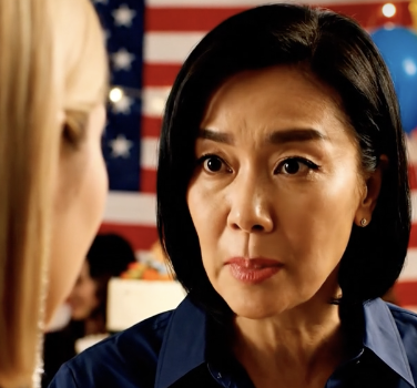 Podczas urodzin mojej córki na przedmieściach Phoenix, teściowa wsypała mi proszek do drinka – więc wstałam z uśmiechem… i w tym momencie wiedziałam, że ta impreza nigdy nie ograniczała się tylko do maleńkich świeczek na pospiesznie upieczonym torcie. W powietrzu unosił się zapach waniliowego lukru i plastikowych baloników, dzieciaki biegały po podwórku, z głośnika obok lodówki turystycznej cicho płynęła muzyka pop – wszystko wyglądało tak idealnie podmiejskie, że każdy mógłby nazwać to spokojnym.