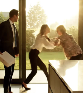 Dałem mojej narzeczonej życie w luksusie i pierścionek, którego wszyscy mi zazdrościli. Wróciłem wcześniej do domu, żeby zrobić niespodziankę mamie, tylko po to, by usłyszeć, jak moja narzeczona syczy: „Jesteś do niczego”. Zobaczyłem, jak wykręca rękę mojej mamie. „Po prostu sobie z tym radziłam” – powiedziała z idealnym uśmiechem. Myśli, że jestem zwykłym biznesmenem. Nie wie, co syn, który przyszedł z niczego, zrobi, by chronić kobietę, która dała mu wszystko. – magazyn life