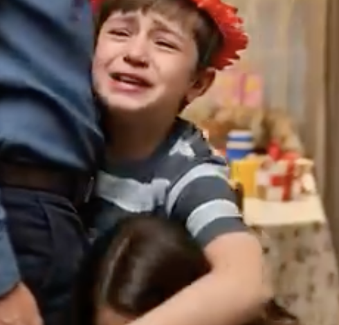 Dziesiąte urodziny mojego syna miały być czystą radością – balony, tort, świeczki – dopóki nie weszła, kochanka mojego męża, uśmiechając się, jakby pokój należał do niej. W ciąży, z ręką na brzuchu, usłyszałam jego syknięcie: „Myślisz, że wygrałaś?”. Nagle – TRZASK. Jego policzek eksplodował mi w twarz na oczach naszego dziecka. Mój syn zadrżał: „Tato… dlaczego uderzyłeś mamę?”. Warknął: „Cicho. Dorosłe sprawy”. Tej nocy mój syn wyszeptał mi w ramię: „Nigdy więcej nie pozwolę, żebyś płakała”. Dziesięć lat później… przed domem zatrzymał się luksusowy samochód. A mój syn powiedział: „Mamo, chodź ze mną. Dzisiaj… zobaczysz, jak ktoś klęka”.