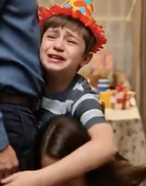 Dziesiąte urodziny mojego syna miały być czystą radością – balony, tort, świeczki – dopóki nie weszła, kochanka mojego męża, uśmiechając się, jakby pokój należał do niej. W ciąży, z ręką na brzuchu, usłyszałam jego syknięcie: „Myślisz, że wygrałaś?”. Nagle – TRZASK. Jego policzek eksplodował mi w twarz na oczach naszego dziecka. Mój syn zadrżał: „Tato… dlaczego uderzyłeś mamę?”. Warknął: „Cicho. Dorosłe sprawy”. Tej nocy mój syn wyszeptał mi w ramię: „Nigdy więcej nie pozwolę, żebyś płakała”. Dziesięć lat później… przed domem zatrzymał się luksusowy samochód. A mój syn powiedział: „Mamo, chodź ze mną. Dzisiaj… zobaczysz, jak ktoś klęka”.