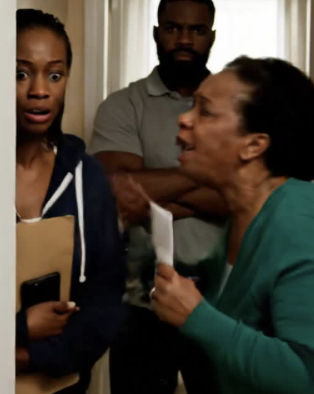 „Bądź wdzięczny, że możesz tu usiąść” – powiedziała moja mama podczas kolacji wigilijnej, po tym jak wręczyła wszystkim oprócz mnie prezenty.