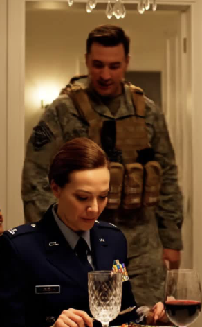 Przez lata moja rodzina uważała mnie za nudnego urzędnika, podczas gdy moja siostra pławiła się w chwale — aż do momentu, gdy jej „bohaterski” narzeczony rozpoznał na mojej piersi insygnia Ghost Cell, a wszyscy przy stole dowiedzieli się, kto tak naprawdę wydaje rozkazy.