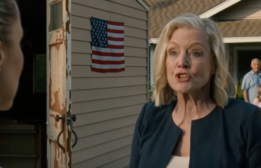 Nasz kierowca otworzył bagażnik w poranek ślubu mojego syna i wyszeptał: „Proszę pani… Musi pani to zobaczyć na własne oczy”. W poranek ślubu mojego syna nasz kierowca otworzył bagażnik, chwycił mnie za łokieć i popędził w jego kierunku, zanim zdążyłam ogarnąć, co się dzieje. „Co pani robi?” – wykrztusiłam, a mój głos odbił się echem od ciasnej przestrzeni.