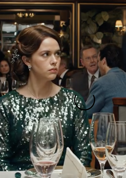 Nigdy nie powiedziałam synowi o mojej miesięcznej pensji wynoszącej 40 000 dolarów. Zawsze widział, jak żyję skromnie. Zaprosił mnie na kolację do rodziców swojej żony. Chciałam zobaczyć, jak traktują biedną osobę – udając zrujnowaną i naiwną matkę. Ale gdy tylko przekroczyłam próg…