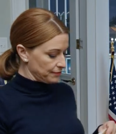 Moja mama powiedziała: „Znajdź inny stolik” podczas rodzinnego obiadu, bo zostałem adoptowany — uśmiechnąłem się, bo kiedy moja mama mówiła swoim miękkim, kościelnym głosem, najokrutniejsze rzeczy zawsze przychodziły przebrane za dobre maniery.