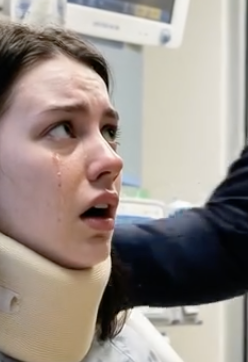 Mój mąż rzucił papiery rozwodowe na mój koc na oddziale intensywnej terapii i powiedział: „Podpisz. Chcę idealnej żony, a nie ciężaru na wózku inwalidzkim”. Podpisałam, zanim przestał się uśmiechać. Potem nachylił się i wyszeptał: „Sam zapłać rachunki szpitalne”. Spojrzałam mu prosto w oczy i powiedziałam: „Dobrze”. Myślał, że w tej chwili mnie zniszczył. Nie miał pojęcia, co będzie dalej. – magazyn life