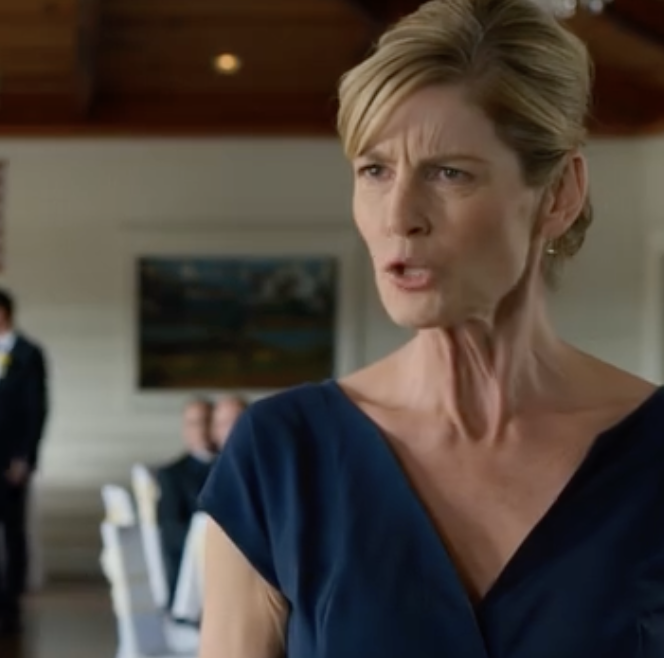 Moja mama napisała mi SMS-a, żebym nie szła na ślub mojej siostry, bo rodzina Carsonów nie chce, żebym tam była. Odpowiedziałam więc: „Więc status jest dla ciebie ważniejszy od więzów krwi?” i otworzyłam laptopa.