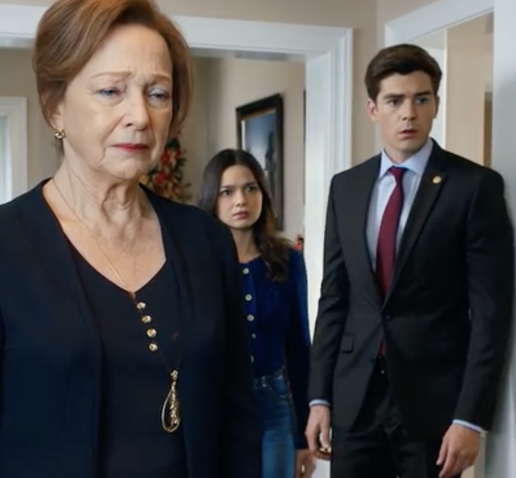 Mój syn spojrzał na mnie i powiedział: „Myślę, że nie powinieneś przyjeżdżać na Święto Dziękczynienia w tym roku”. Nic nie powiedziałem. Następnego ranka, kiedy mój szwagier zobaczył dokumenty na stole, zamarł. W całym pomieszczeniu zapadła cisza, gdy wszyscy zaczęli zdawać sobie sprawę, że odsunęli niewłaściwą osobę.