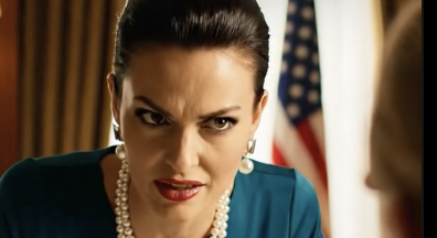 W samym środku restauracji kelner oznajmił przed wszystkimi: „Proszę przejść do innego stolika – ten jest tylko dla rodzin”. Zapadła cisza… po czym kelner cicho podał rachunek na 3270 dolarów za cały obiad – wciąż uśmiechałem się krzywo, ale gdy już miałem zrobić krok do przodu, nagle przerwał mi głos z tyłu: „Proszę chwilę zaczekać…”.