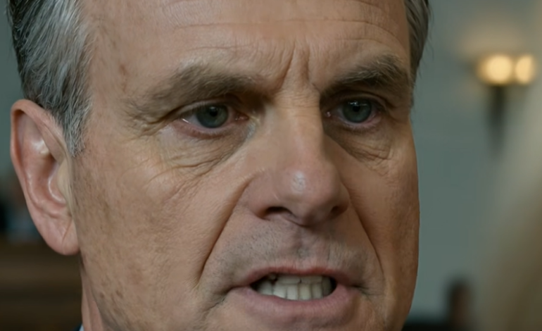 Vaimoni haki avioeroa 15 vuoden jälkeen, ajautui talon, autojen ja säästöjen kimppuun ja yritti pakottaa minut maksamaan 4 200 dollaria kuukaudessa elatusapua kolmesta lapsesta, kunnes nuorin oli täysi-ikäinen; en väittänyt kertaakaan, annoin hänen hymyillä asianajajansa vieressä kalifornialaisessa oikeussalissa, ja juuri kun kurotin kynää kohti, vedin esiin kirjekuoren, joka hiljensi koko huoneen. Kuvateksti (EN): koska koko kahdeksan kuukauden ajan sitä ennen jokainen, joka käveli oikeustalon käytävällä ohi, luuli tämän olevan vain kuolleen avioliiton tuttu loppu. Vaimo oli tyylikäs, rauhallinen ja istui niin sileän asianajajan vieressä, että se tuntui kylmältä. Mies tuskin reagoi, ei väittänyt, ei suuttunut, ei tehnyt mitään, mikä olisi näyttänyt mieheltä, joka yrittää edelleen pelastaa elämää, jota hän oli rakentanut viisitoista vuotta. Pöydällä oli niin painavia numeroita, että ne olisivat tukehduttaneet kenet tahansa, joka oli koskaan tehnyt yövuoroja, maksanut esikaupunkitalon lainat, kaatanut rahaa säästöihin lapsille ja uskonut siihen vanhaan asiaan nimeltä perhe. Talo. Kaksi autoa. Säästöt. Kolmen lapsen huoltajuus. Ja kuukausittainen tukiluku painettuna niin kylmällä tarkkuudella, että oli kuin miehen nuoruus, luottamus ja työvuodet voitaisiin laskea yhteen ja vähentää muutamalla sivulla perheoikeudessa. Oudointa oli, että hän nyökkäsi jatkuvasti. Bakersfieldissä sellaiset miehet eivät hellitä helposti. He tuntevat pakettiautot, pitkät työvuorot, myöhäiset illalliset, lasten ympärille rakennetut viikonloput ja vanhanaikaisen uskomuksen, että jos he kestävät vielä hetken, koti pysyy silti kotona. Ja silti hän päästi kaiken irti niin helposti, että jopa vastapuolen asianajaja näytti ajattelevan, että viimeinen askel oli yksinkertainen: ojentaa hänelle kynä, osoittaa allekirjoitusriviä ja odottaa, että hän laskee päänsä ja kävelee ulos parkkipaikalle. Mutta jotkut hiljaisuudet eivät ole antautumista. Jotkut miehet eivät sano mitään, koska he odottavat täsmälleen sitä hetkeä, jolloin jokainen voitokas hymy muuttuu hyödyttömäksi. Kolme päivää ennen lopullista allekirjoitusta tuo mies istui yksin ruokalassa valtatien varrella, antoi kahvinsa jäähtyä ja munien jäädä koskemattomiksi, tuijottaen sitä, mitä hänelle oli juuri toimitettu. Kukaan siinä ruokalassa ei tiennyt, että ihmisen elämä voi kallistua täysin eri suuntaan muutamassa minuutissa. Ei huutoa. Ei pöydän jyskytystä. Vain se kylmä tunne, joka valuu kurkusta rintaan, kun tajuaa, että vuosien ajan suojelemasi asia ei ehkä olekaan ollut sitä, mitä luulit sen olevan. Kahdeksan kuukautta ennen sitä hän valitsi kaikista omituisimman strategian: suostui lähes jokaiseen ehtoon ja antoi toisen osapuolen uskoa, että hän oli lopettanut. Vaikka kaikki näkivät voitetun aviomiehen, hän muisteli hiljaa yksityiskohtia, joita kukaan ei ollut täysin tarkastellut, myöhäisiä iltoja, selittämättömiä aukkoja, asioita, jotka vain synkkenivät, mitä kauemmin hän istui heidän kanssaan. Hän ei tarvinnut melua. Hän tarvitsi varmuutta. Ja kun tuo varmuus vihdoin mahtui tavalliseen ruskeaan kirjekuoreen, sovitulta näyttänyt avioero lakkasi yhtäkkiä olemasta rutiininomainen allekirjoitus. Juuri sillä hetkellä, kun oikeussali luuli sen olevan ohi, hän nousi seisomaan.Vain yksi lyhyt puheenvuoropyyntö. Vain yksi käsi ojennettuna ohuen kirjekuoren kanssa, joka näytti harmittomalta. Mutta siitä hetkestä lähtien hänen vastapäätä olevan naisen hymy alkoi hiipua. Hänen vieressään oleva asianajaja lopetti painostuksen. Edes tuomari ei enää pitänyt sitä viimeisenä muodollisuutena. Ja mitä tahansa kirjekuoren sisällä olikaan, se ei selvästikään ollut siellä tinkimistä varten, ei ajan ostamiseksi, vaan koko tarinan kääntämiseksi juuri ennen maaliviivaa. Mitä kirjekuoren sisällä oli, miksi mies, joka oli pysynyt hiljaa kuukausia, päätti liikkua aivan viime hetkellä, ja mikä sai koko huoneen menettämään äänensä kerralla… se on hetki, jolloin jokainen naamio alkaa todella pudota. (Yksityiskohdat lueteltu ensimmäisessä kommentissa.) – Uutiset