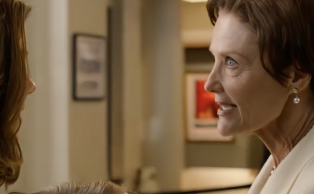 Moja mama zaprosiła całą dalszą rodzinę na swoje 60. urodziny… oprócz mnie i mojej 8-letniej córki; potem napisała nawet bezpośrednio na czacie grupowym: „Wszyscy uszczęśliwiają naszą rodzinę – oprócz Eriki”… moja córka zadała tylko jedno pytanie, które pozostawiło mnie bez słowa, a następnym razem, gdy mama zobaczyła mnie z córką w tym miejscu, zbladła, ponieważ…