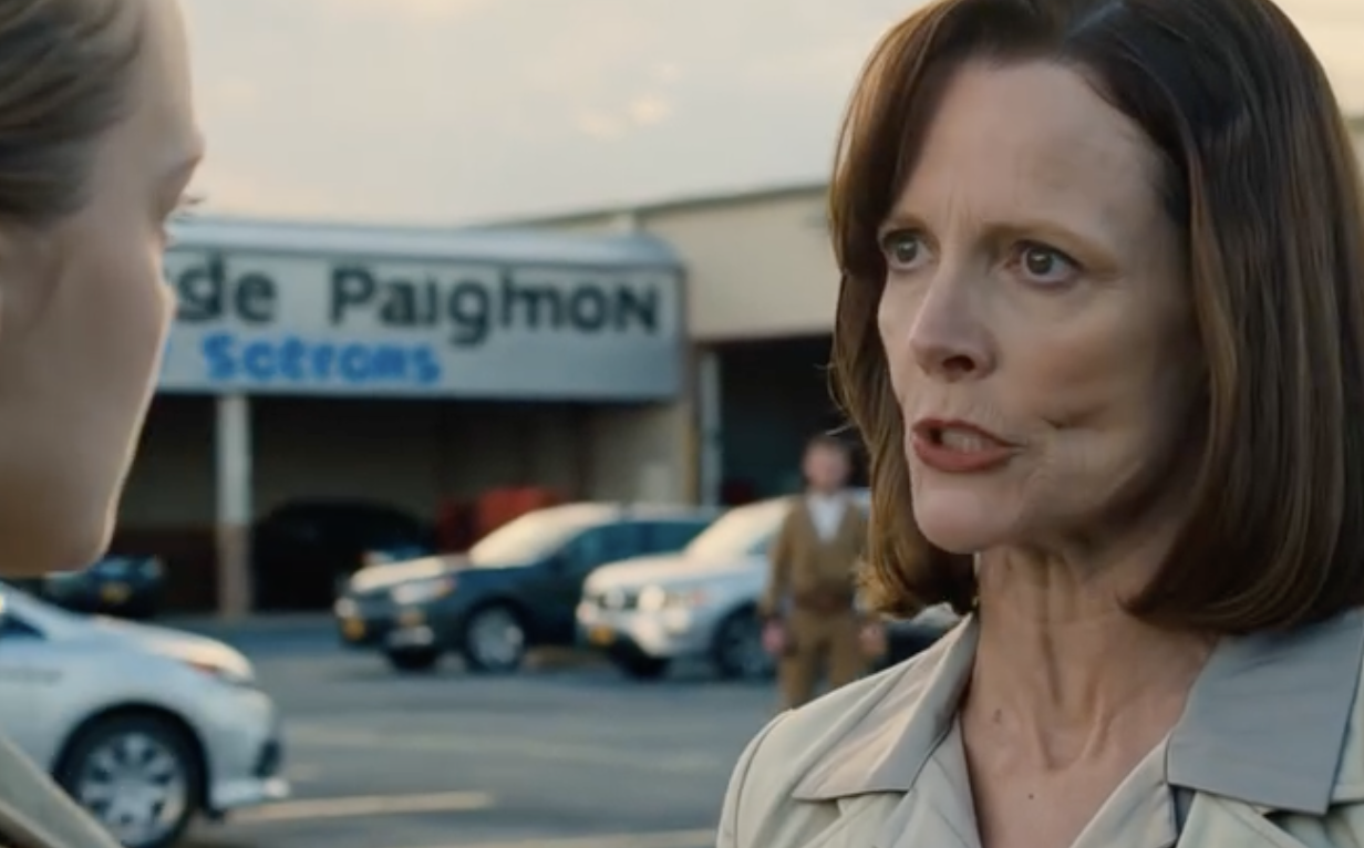 Moja matka nazwała mnie żenadą, bo wybrałem uczciwą pracę w fabryce w Wirginii, a następnie wysłała SMS-a do grupy rodzinnej, że obiad z okazji Dnia Matki jest tylko dla dzieci, które odniosły sukces, pominęła moje imię, podczas gdy moje rodzeństwo śmiało się z emotikonów — więc zniknąłem z ich życia na dobre, a kilka lat później, gdy cała rodzina gorączkowo mnie szukała, nikt nie odważył się ponownie wspomnieć o tamtym niedzielnym wieczorze