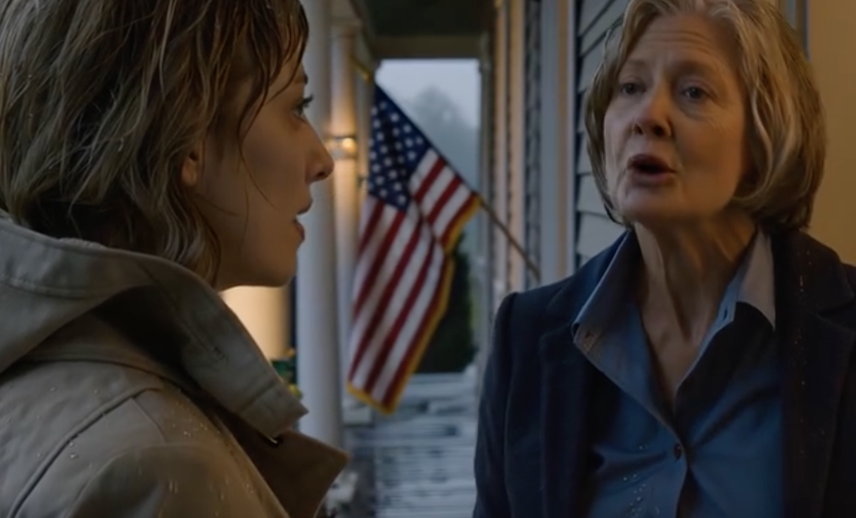 Moja dziesięcioletnia córka zadzwoniła do mnie z ganku podczas burzy na Środkowym Zachodzie, mówiąc, że jej klucz nagle nie chce otworzyć drzwi moich rodziców i że czekała pięć godzin w deszczu. Wybiegłem z dyżuru w szpitalu Evergreen, a moja mama uchyliła drzwi i powiedziała: „Wszyscy postanowiliśmy, że ty i twoja mama już tu nie mieszkacie”. Nie krzyczałem. Powiedziałem tylko: „Zrozumiałem”. Trzy dni później dostała kopertę i zbladła.