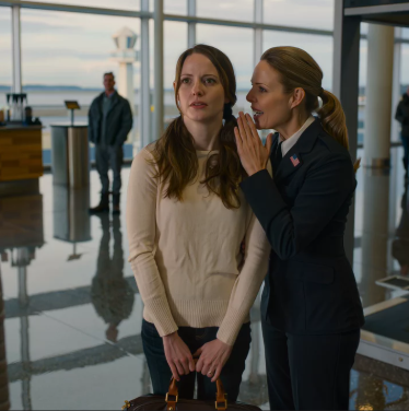 Mieheni suukotti minua hyvästiksi Sea-Tacissa aivan kuin hän ei malttaisi odottaa pääsevänsä minusta eroon, ja kaksikymmentä minuuttia myöhemmin turvatarkastaja nojautui lähemmäs ja kuiskasi: “Älä nouse sille lennolle”