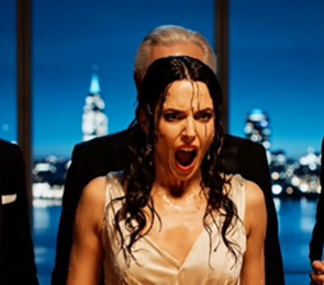 Isäni maksoi poikaystävälleni 75 000 dollaria, jotta hän jättäisi minut ja menisi naimisiin serkkuni kanssa. “Jessica tarvitsee häntä enemmän. Et tule koskaan olemaan tarpeeksi, Emma.” Kolme vuotta myöhemmin, veljeni häissä, kun he näkivät minut… He kalpenivat. Koska olin nyt… – Kuninkaalliset