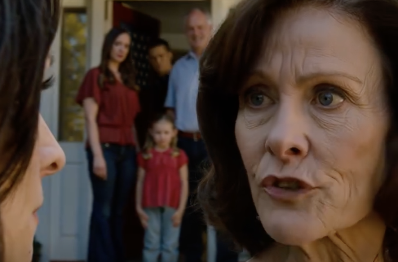 Podczas rodzinnych wakacji w Miami moi rodzice potajemnie zawieźli moją siedmioletnią córkę pod drzwi mieszkania obcej osoby i odjechali, jakby nic się nie stało. Jednak w chwili, gdy odebrałam nieznany numer i usłyszałam, jak szlocha: „Mamo”, nie krzyczałam, nie robiłam sceny, po prostu po cichu zrobiłam jedną rzecz, przez co cała moja rodzina nie była w stanie zareagować na czas.