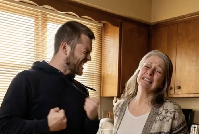 Syn mnie uderzył, a ja milczałam. Następnego ranka ugotowałam wystawny posiłek. Zszedł na dół, zobaczył koronkowy obrus i ciasteczka, uśmiechnął się i powiedział: „Wreszcie, mamo, czegoś się nauczyłaś”, ale jego twarz poczerwieniała, gdy zobaczył, kto siedzi przy stole…