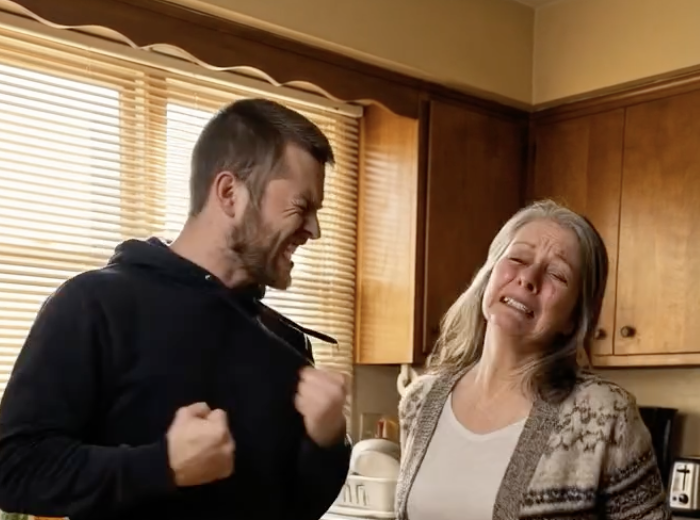 Syn mnie uderzył, a ja milczałam. Następnego ranka ugotowałam wystawny posiłek. Zszedł na dół, zobaczył koronkowy obrus i ciasteczka, uśmiechnął się i powiedział: „Wreszcie, mamo, czegoś się nauczyłaś”, ale jego twarz poczerwieniała, gdy zobaczył, kto siedzi przy stole…