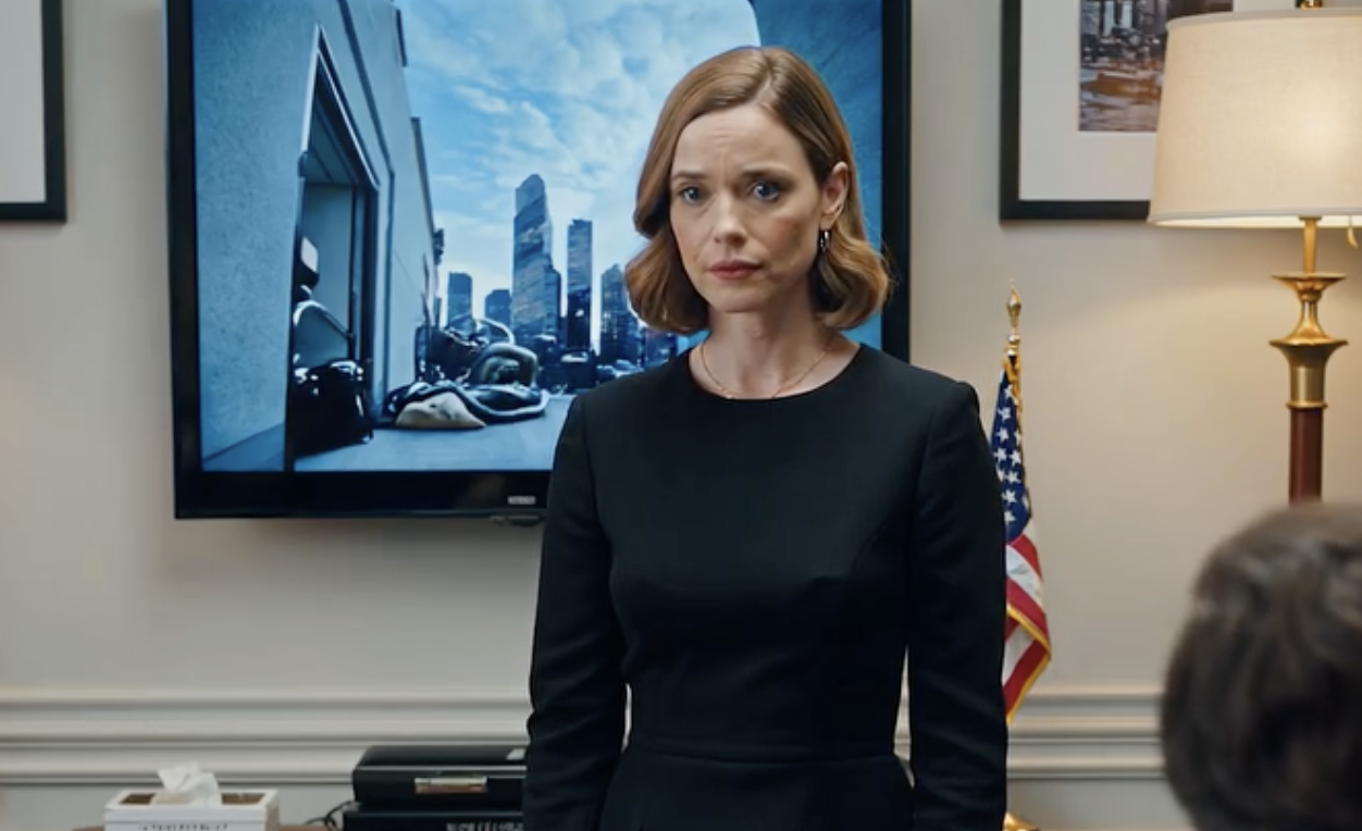 Podczas czytania testamentu babci, mój kuzyn spojrzał mi prosto w oczy i powiedział: „Nie powinna nic dostać”. Kilka głów pokiwało głową, jakby decyzja już zapadła. Adwokat nie zareagował – po prostu otworzył teczkę i powiedział: „Właściwie zostawiła wszystko osobie, która pomogła jej odkryć, co naprawdę dzieje się w tej rodzinie”. Następnie odwrócił laptopa i odtworzył krótki fragment z domowego systemu alarmowego. Rozmowa urwała się – nie dramatycznie, ale NATYCHMIAST.