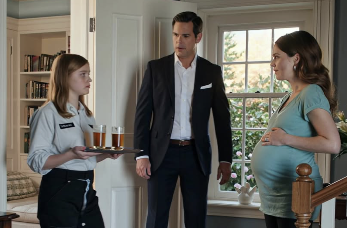 „Oddajemy twój pokój nowemu dziecku” – powiedziała moja macocha, kiedy miałam 16 lat – stojąc w tym samym domu, który zostawiła moja matka. Nie stawiałam oporu. Wykonałam tylko jeden cichy telefon i do wieczora wszyscy w tym domu zrozumieli, do kogo tak naprawdę należy.