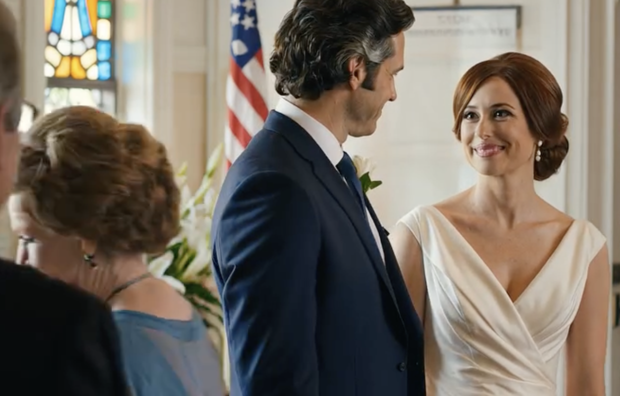 Na moim ślubie moja narzeczona odmówiła przytulenia mojej matki, która jest farmerką. Powiedziała głośno: „Śmierdzi jak gnój. Trzymajcie tego chłopa z daleka ode mnie”. Goście się śmiali. Ja tego nie zrobiłem. Wziąłem z powrotem pierścionek i natychmiast odwołałem ślub. Potem zrobiłem to. Następnego dnia zemdleli, gdy zobaczyli, co miała w kieszeni…