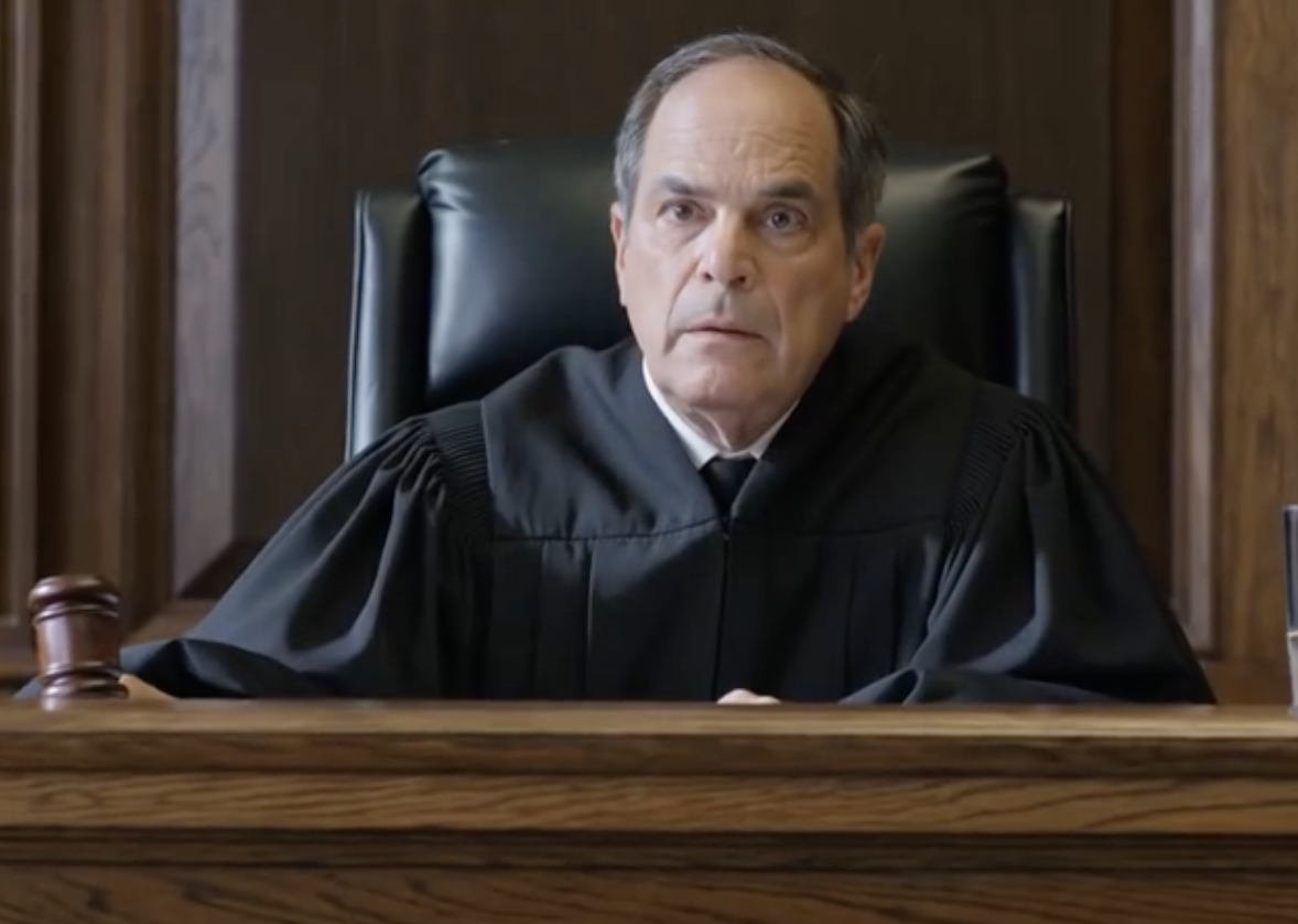 Moja córka zachichotała, gdy wszedłem do sądu, a mój zięć uśmiechał się kpiąco, jakby w końcu mieli zamknąć „zniedołężniałego” starca i zabrać mi wszystko, co posiadam — aż sędzia zbladł, upuścił młotek i wyszeptał: „Skalpel”… po czym spojrzał na swojego prawnika i powiedział: „Panie mecenasie, czy pan w ogóle wie, kogo pan przyprowadził dziś rano na moją salę sądową?”