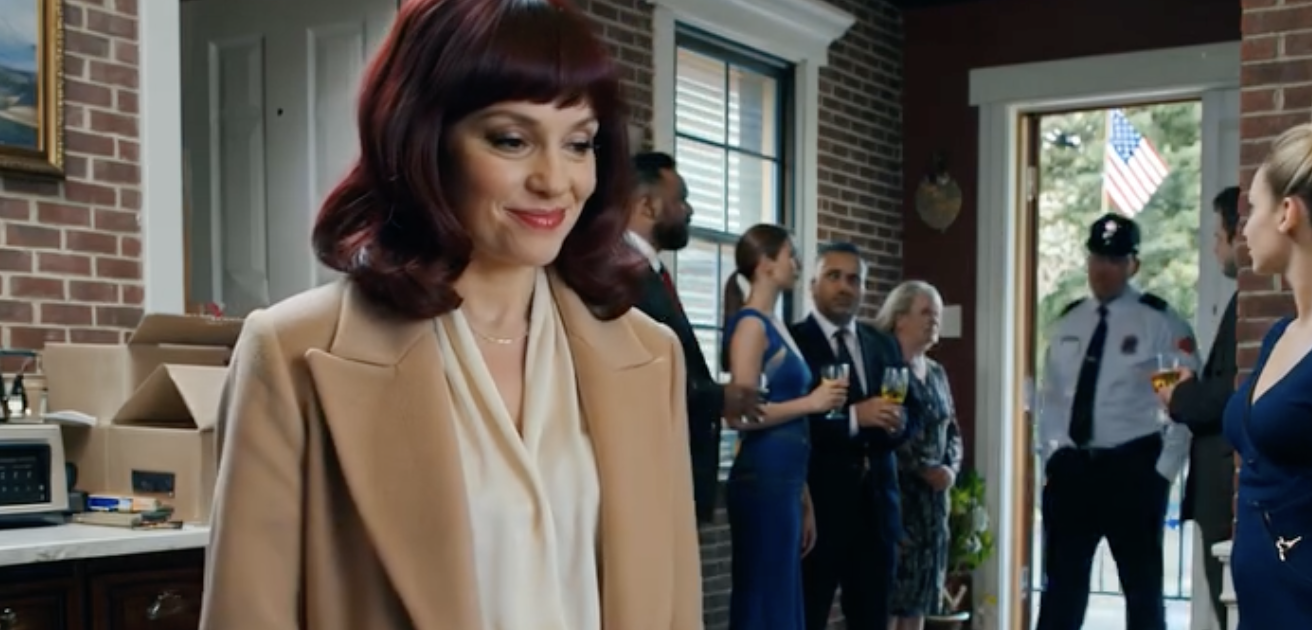 Mój tata użył mojego klucza awaryjnego, żeby przenieść moją „Złotą Siostrę” do pierwszego domu, jaki kiedykolwiek kupiłam, a potem moi rodzice urządzili parapetówkę w moim salonie i powiedzieli wszystkim, że nigdy nikomu nie pomogę — zapomnieli sprawdzić bardzo ważnego nazwiska w dokumentach.