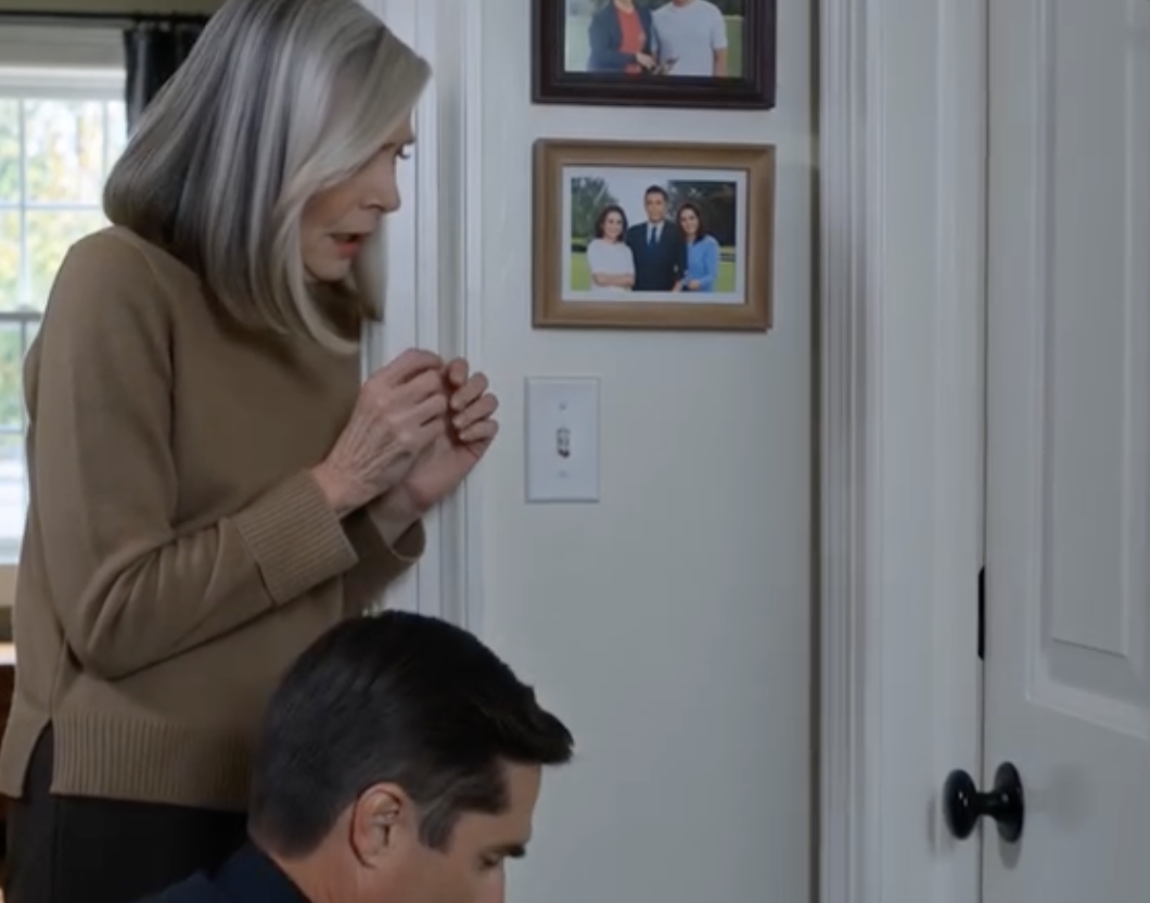 Moja córka Rachel nie odbierała moich telefonów od trzech tygodni, a każdy wysłany przeze mnie SMS pozostawał nieprzeczytany. Pojechałem do jej domu z zapasowym kluczem, powtarzając sobie, że jestem po prostu zmartwionym ojcem. Było cicho – zbyt cicho. Nagle, gdzieś z dołu, usłyszałem ciche drapanie dochodzące z piwnicy. Poszedłem za nim do drzwi i zamarłem: na zewnątrz wisiała ciężka kłódka. Zadzwoniłem na policję, żeby sprawdzili, czy nic jej nie jest, a kiedy zdjęli kłódkę i otworzyli drzwi, drapanie ustało…