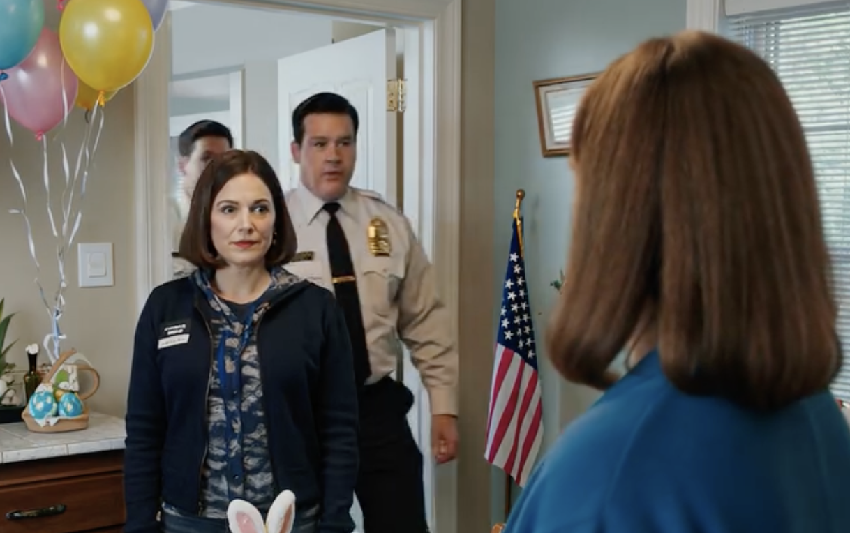 Moja mama stanęła po stronie mojej siostry po tym, jak po trzech latach moje oszczędności zniknęły i zostałem wyrzucony z domu. Moja siostra uśmiechnęła się i powiedziała, że ​​może tam robić, co chce. Spakowałem swoje rzeczy i wyszedłem bez słowa. Trzy tygodnie później, kiedy wróciłem, wciąż się śmiała – aż do momentu, gdy funkcjonariusze weszli przez drzwi. Moja mama przybiegła, żądając odpowiedzi. Tylko na nie spojrzałem i powiedziałem: „Naprawdę powinieneś był najpierw sprawdzić dokumenty”.