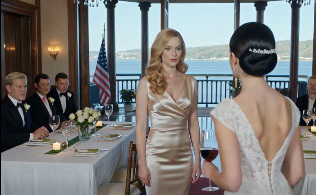 Moja siostra podziękowała mi za moją „hojność” przed 300 gośćmi weselnymi, a potem oblała mnie czerwonym winem, gdy odmówiłam oddania mojego domku nad jeziorem – i to był dokładnie moment, w którym obcy mężczyzna stanął i zamienił jej idealne wesele w koszmar