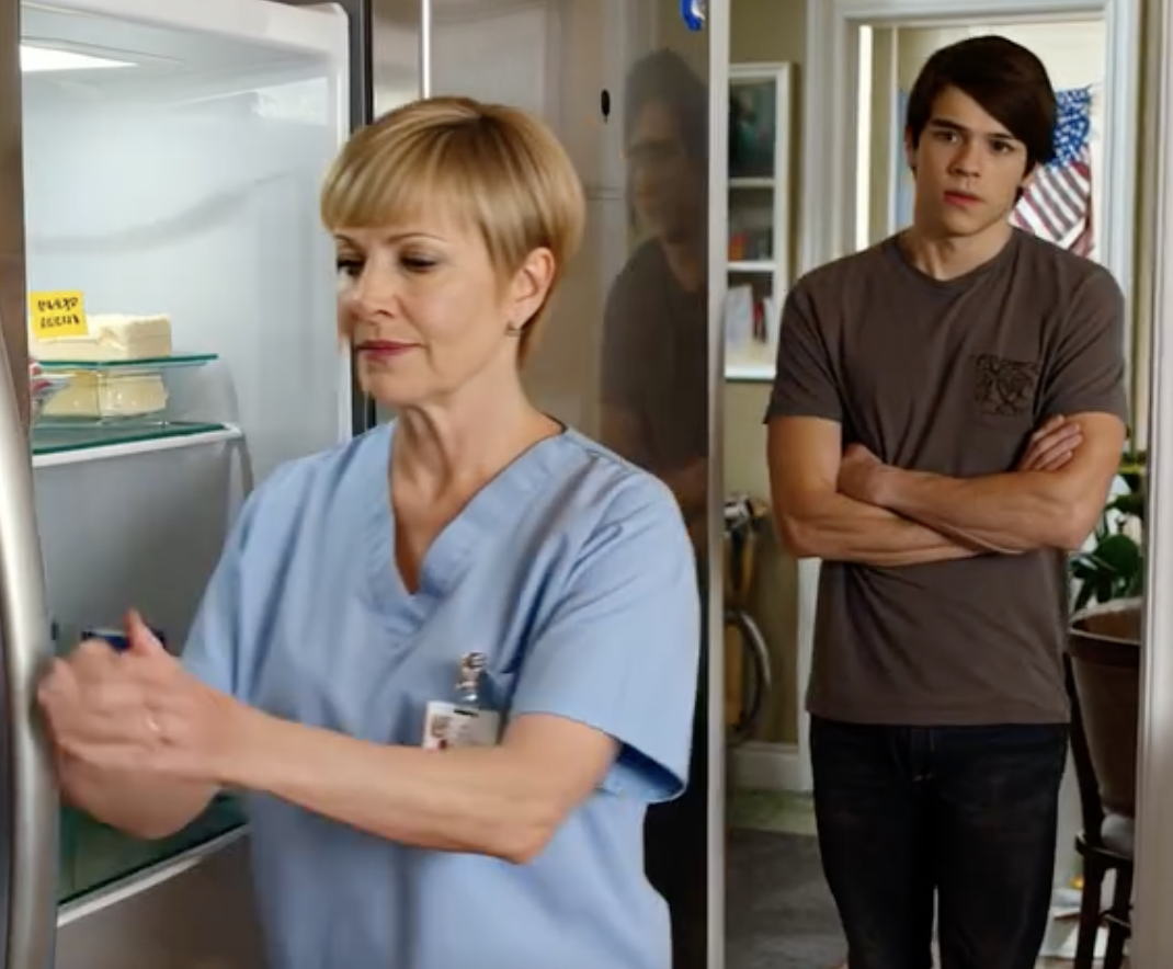 Wróciłam do domu po 26-godzinnej zmianie pielęgniarskiej i znalazłam w kuchni drugą lodówkę. Synowa powiedziała: „To moja. Od teraz kupuj sobie jedzenie sama”. Wszystko, co kupiłam, oznaczała swoim imieniem… więc przygotowałam niespodziankę…