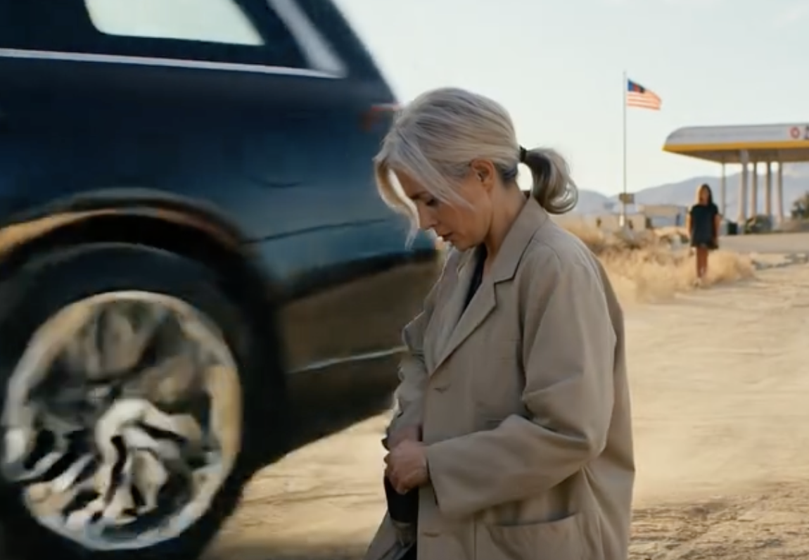 Po pogrzebie męża córka wypchnęła mnie na pustynię i zamknęła drzwi samochodu. Rzuciła mi pięćdziesiąt dolarów w twarz i powiedziała: „Tata odszedł. Ty też powinieneś odejść. Zostaw wszystko mnie”. Po czym odjechała. Ale nie wiedziała, że ​​jestem gotowy. Sięgnąłem do kieszeni płaszcza i wyciągnąłem coś…