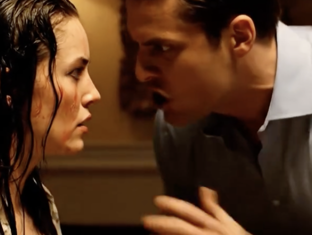 Podczas rodzinnego obiadu mój mąż wylał mi na głowę gorącą zupę, a jego matka się śmiała. Potem powiedział: „Masz 10 minut, żeby stąd wyjść”. Wytarłam zupę z twarzy, wyciągnęłam z torby jakieś papiery i położyłam je na stole, po czym cicho odpowiedziałam: „Masz rację. 10 minut później…”