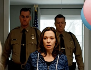 Äitini asettui siskoni puolelle sen jälkeen, kun kolmen vuoden säästöni katosivat ja minut työnnettiin ulos talosta. Siskoni virnisti ja sanoi, että hän voi tehdä siellä mitä haluaa. Pakkasin tavarani ja lähdin sanomatta sanaakaan. Kolme viikkoa myöhemmin, kun palasin, hän nauroi edelleen – kunnes poliisit kävelivät ovesta sisään. Äitini tuli juosten vaatien vastauksia. Katsoin heitä vain ja sanoin: “Teidän olisi todella pitänyt tarkistaa paperit ensin.” – Uutiset